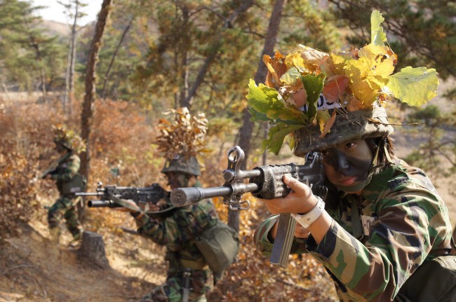 Nữ binh sỹ của Lục quân Hàn luyện tập trong rừng